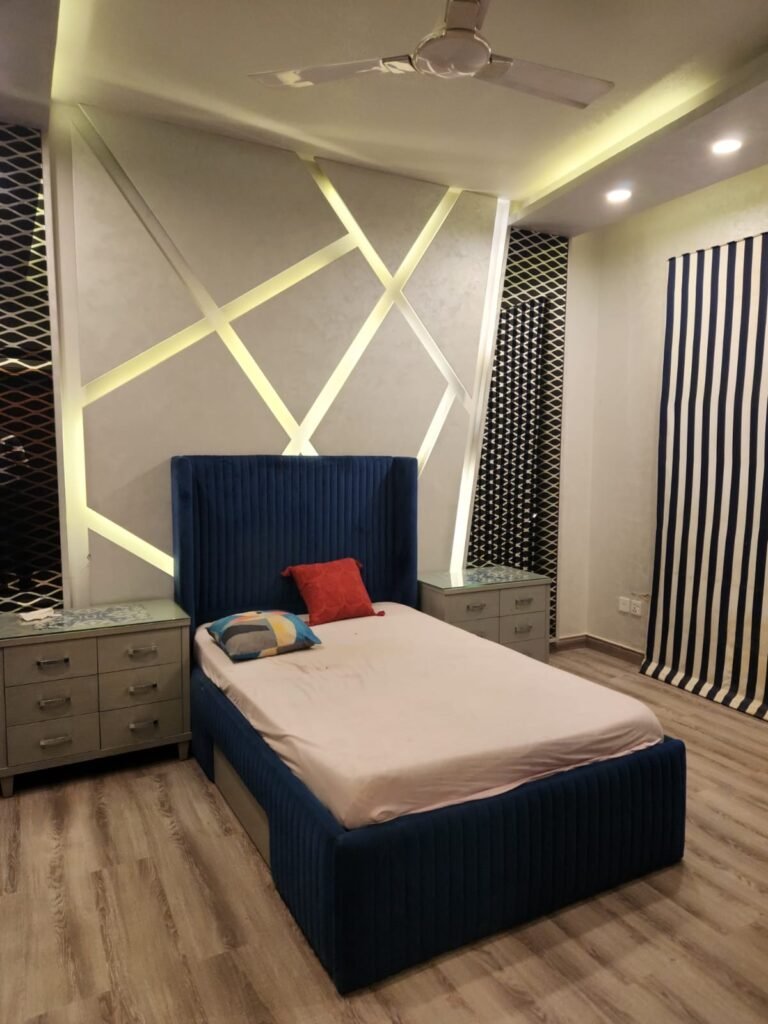 Luxury Furnished 1000 Yards Bungalow