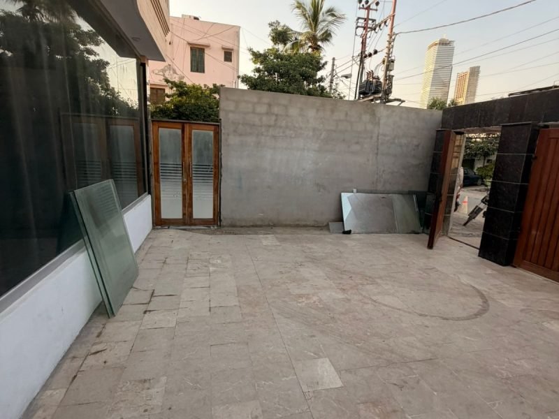 1000 Yards Commercial Bungalow for Rent